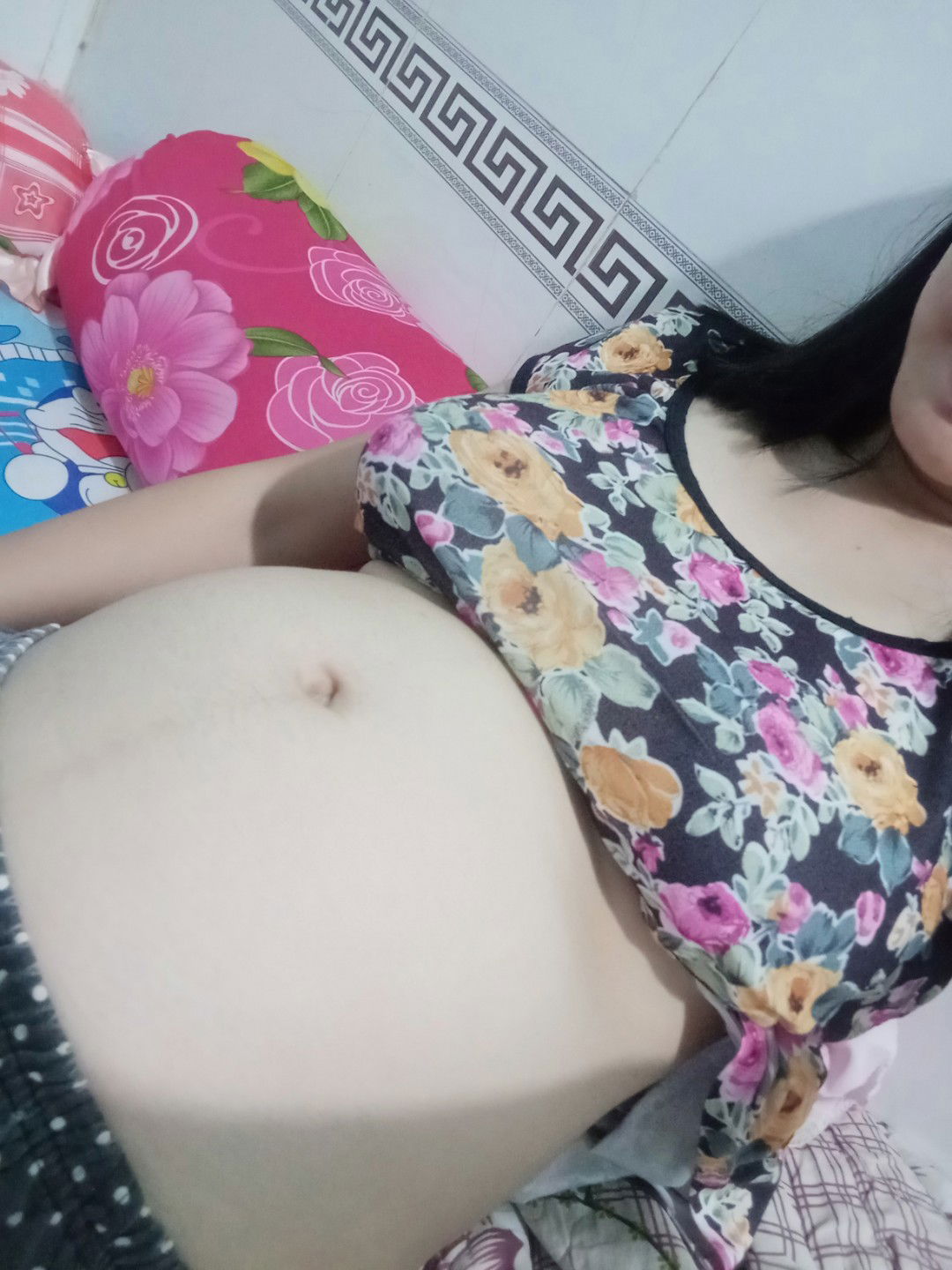 Bé đạp sát tử cung quá có sao không mấy mom