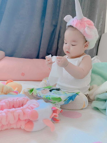 ลูกสาว6เดือน เพิ่งจะคว่ำเองถือว่าช้ามั้ยคะ