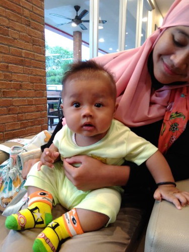 Mata anakku sipit sebelah