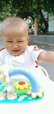 anak 8 bln belum merangkak