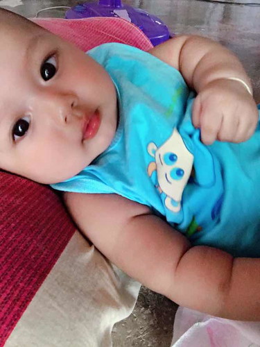 น้องชอบมองกล้องเวลาเเม่ถ่ายรูป