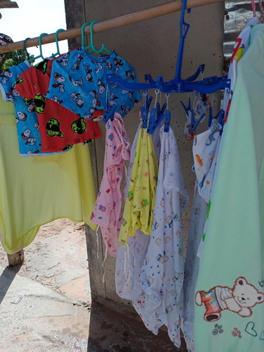 ซักเสื้อผ้ากันกีวีคค่ะ