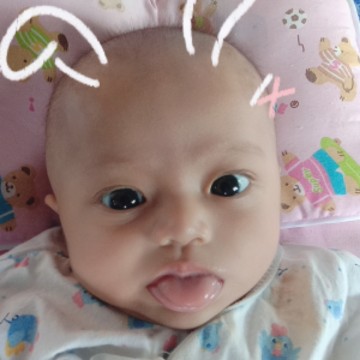 น้องชอบเอาเท้าถูกัน