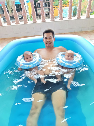 บ้านไหนเด็กๆชอบว่ายน้ำบ้างมาอวดกันหน่อย บ้านนี้แฝดชาย 4 เดือน6วันค่ะ ภูผา นาวา
