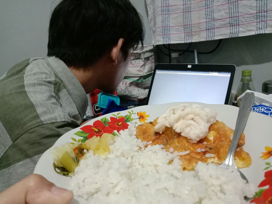 siapa yang suaminya masih suka di suapin sampai hari ini?