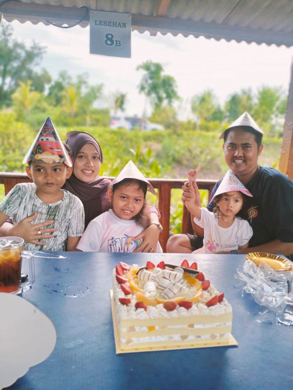 Yiyin Noviana profile icon