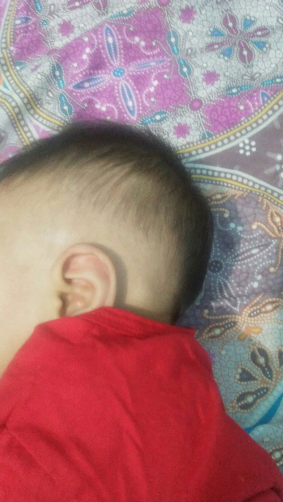 ADA BENDJOLAN DIBELAKANG TELINGA