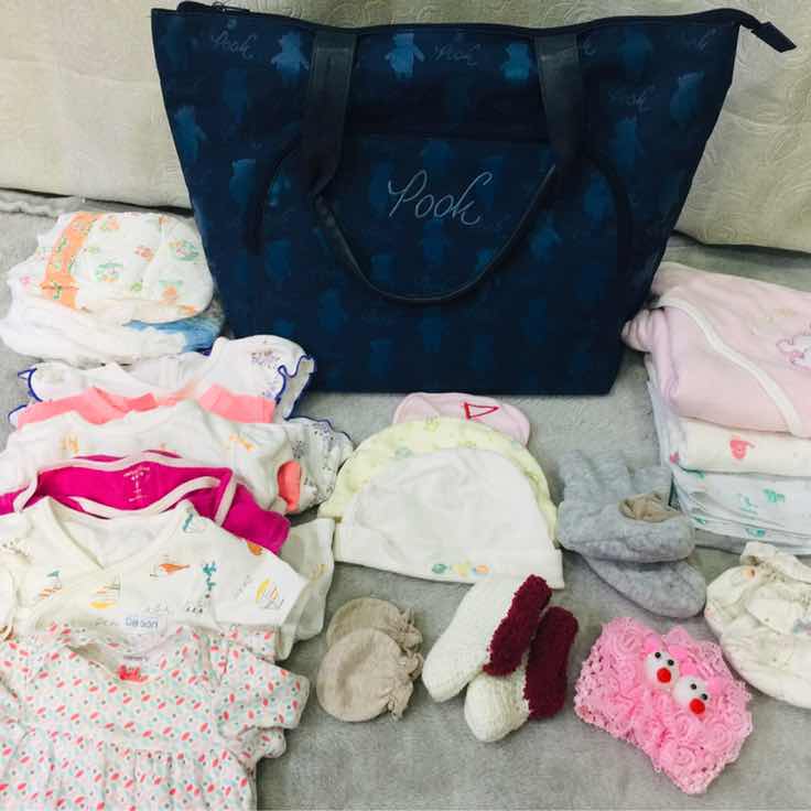 ส่งต่อชุดสำหรับคลอดเด็กผู้หญิง เสื้อ ชุด ผ้าอ้อม ผ้าห่อตัวเเพมเพิส ที่คาดผม เสื้อเเขนยาว ถุงมือ ถุงเท้า งานเเบร์นด งานในห้าง คุ้มมาก ราคานี้เเค่กระเป๋า ดีสนีย์แท้ก้อคุมเเล้ว ทั้งหมดในราคา500 รายละเอียดใต้โพส??