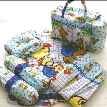 1 set.. bantal.. guling.. matras.. gendongan dan tas...