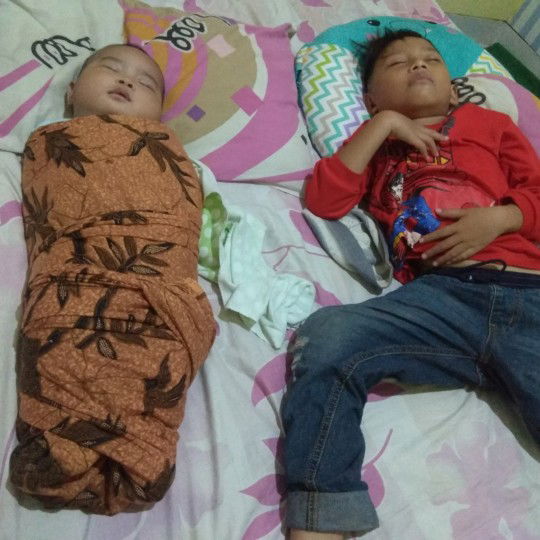 Bayi 5bulan masih di bedong
