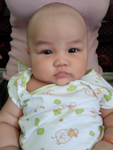 ตอนนี้น้องนาวินอายุ2เดือน18วันน้ำหนัก6-7กิโลกรัมถือว่าอ้วนไปมั้ยคะ