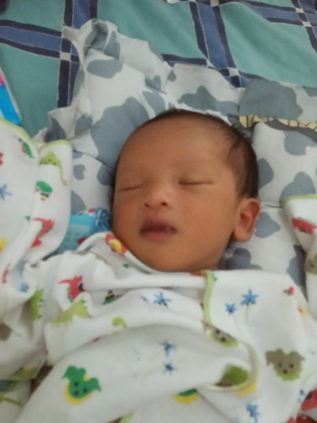 bibir item kebiruan