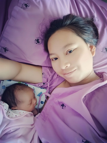 คลอดแล้วจ้าคุณหมอให้ผ่า 40 W. พอดีจ้าแม่บำรุงลูก้ยอะ แต่ตกที่แม่ซะงั้น