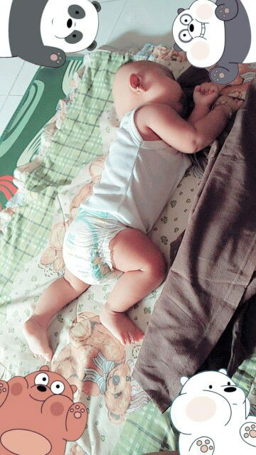 Bun anak saya umur 2bulan 24hari posisi tidur kyk gini langsung pules bahaya atau tidak ya?