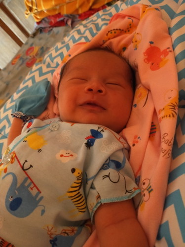 bayi sering ngejan hampir tiap bangun apa kah itu normal bun