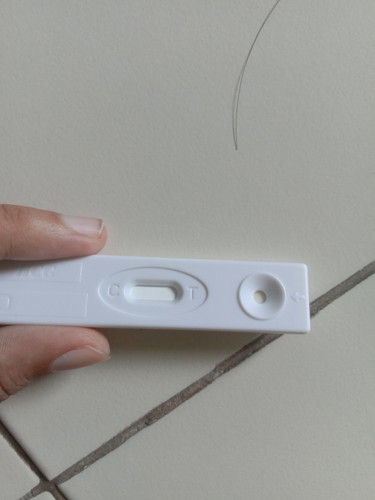 ตรวจแล้วครั้งแรกเหมือนจะใช้วิธีผิดเลยตรวจใหม่ ครั้งสองมาจางๆทั้งสองขีดเลย