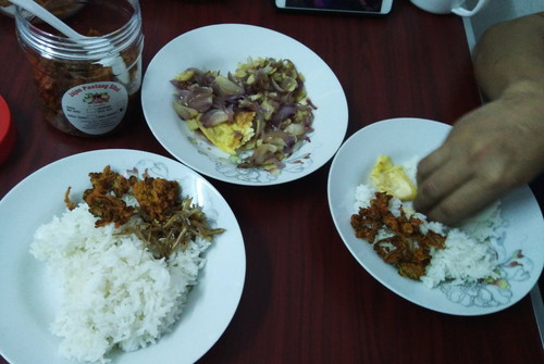 mencari makanan pantang?