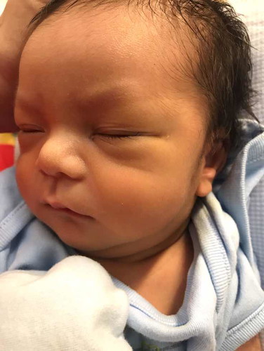 เจ็บเตือนถี่ๆ ตั้งแต่สี่โมงเย็น รอดูอาการปวดถี่ขึ้นเรื่อยๆ 21.30 น้ำคล่ำแตกดังปุ๊ง ? เปลี่ยนเสื้อผ้าเตรียมตัวมาถึง โรงบาล 22.00 นอนรอคลอด หมอบอกปากมดลูกเปิด 6 เซน ท้องแรกให้นอนรอปากมดลูกจะเปิด ชั่วโมงละ 1 เซน ลมเบ่งมาถี่ขึ้นๆ (ทรมานมาก แอบหมอเบ่งเลย?) 00.