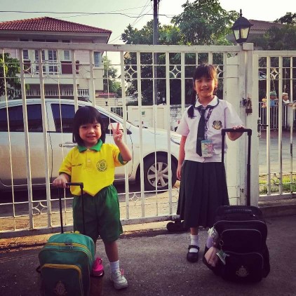 ลูกสาวคนโตวัย 8 ขวบ ลูกสาวคนเล็กวัย 4 ขวบ เจอหน้ากันทีไร เล่นกันไม่ถึง 1 นาที่เป็นต้องทะเลาะกัน