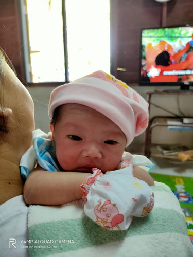 ลูกสาว 2วันคอตั้งได้นี่แปลกมั้ยครับ ถ้านับเป็นชั่วโมงก็ยังไม่ถึง48 ชม ด้วยซ้ำ. พยาบาลป้อนนมแล้วสอนให้ผมอุ้มพาดบ่า ลูกเงยหน้ามองเพดาน ผมนี่งงเลย ลูกคนอื่นเขาหัวฟุบไหล่ทุกคน ลูกผมหันซ้ายหันขวาได้. รูปนี้อายุห้าวันแล้วครับ.