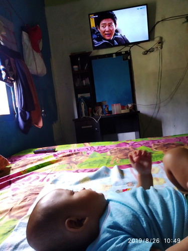 bayi nonton tv ??