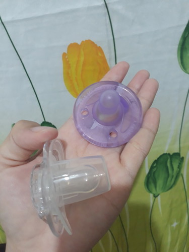 Avent Natural Pacifier wth Cap & Soothie