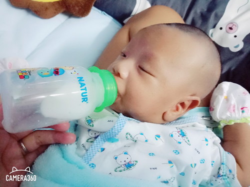 ลูกกินนมน้อย เเล้วเเหวะออก