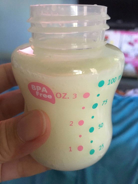 มีแม่ๆคนไหนน้ำนมไม่ข้นบ้างคะ บ้านนี้ปั๊มนมแล้วสังเกตสีน้ำนมตัวเองมันจางๆ มีวิธีช่วยยังไงให้น้ำนมเข้มข้นขึ้นบ้างคะ แล้วถ้าน้ำนมสีจางๆคุณค่าทางอาหารจะลดลงตามสีด้วยหรือเปล่าค่ะ