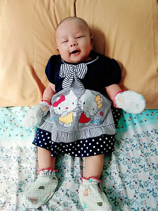 kapan bayi mulai ga pake sarung tangan ?