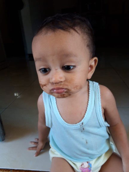 bayi 1th minum kopi