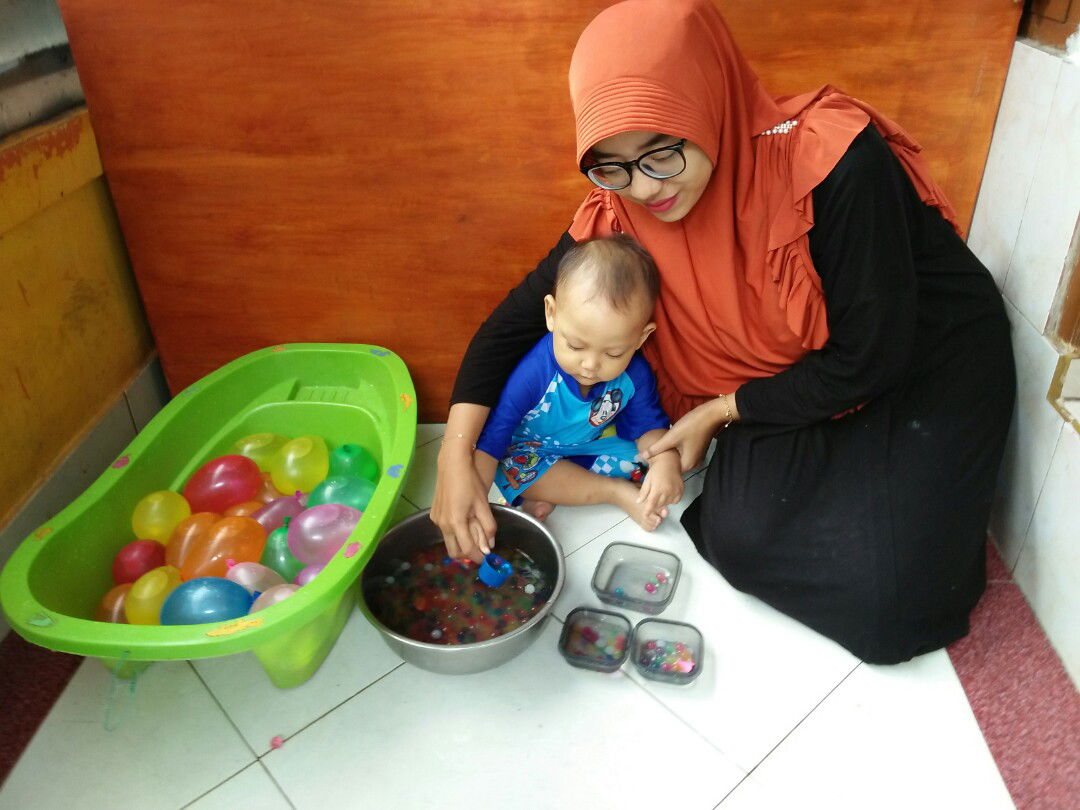 Membersamai anak bermain sambil belajar berhitung & memilih warna, menambah bonding yg semakin kuat antara ibu & anak dan membuat anak merasa bahwa mereka "Ada"