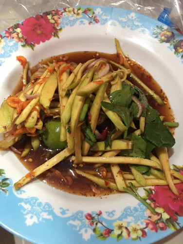 ยำมะม่วง ปลากรอบ