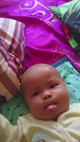 Bayi menjulurkan lidah