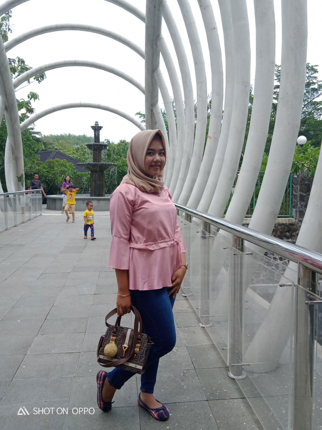 tia suryatiningsih profile icon