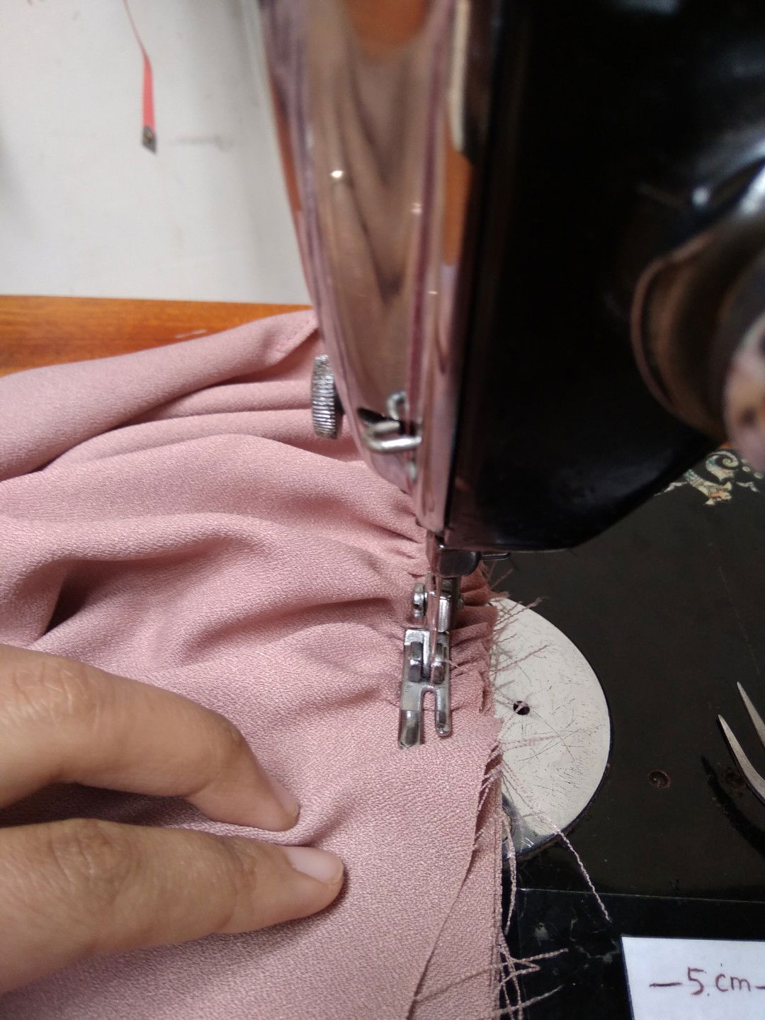 Aman ga sih bumil menjahit?