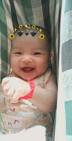 ลูกฉันตอนนี้เวลายิ้มเวลาหัวเรอะไม่ค่อยออกเสียงเด้อไม่ค่อยส่งเสล