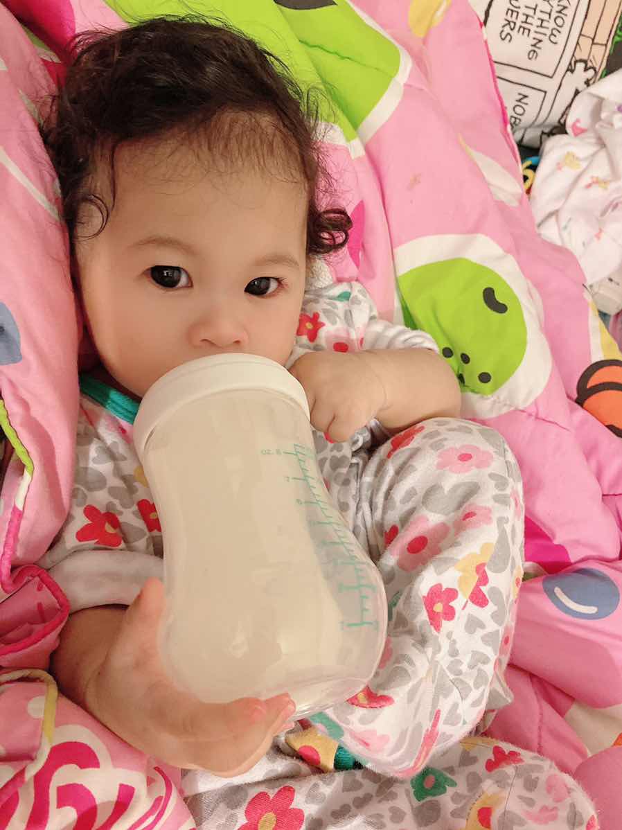 น้องจันทร์เจ้าเริ่มถือขวดนมเองแล้วค่า 5m6d