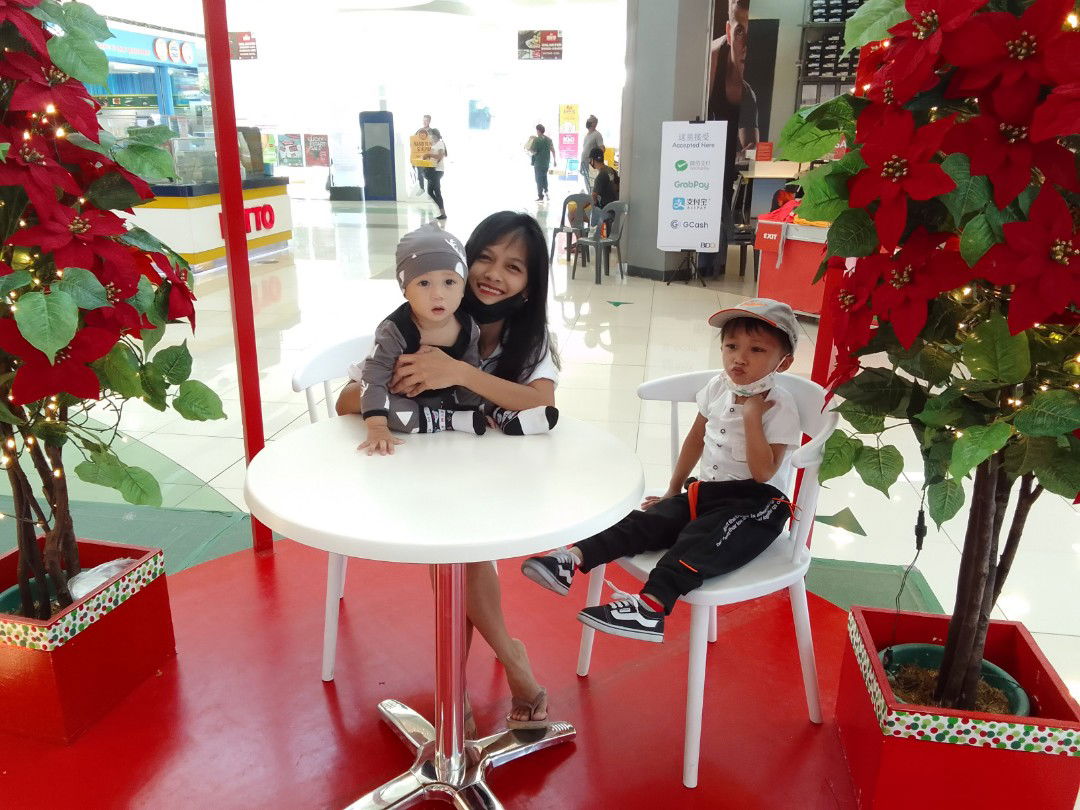 Julieta Pitogo Lustre (JuLhiet) profile icon