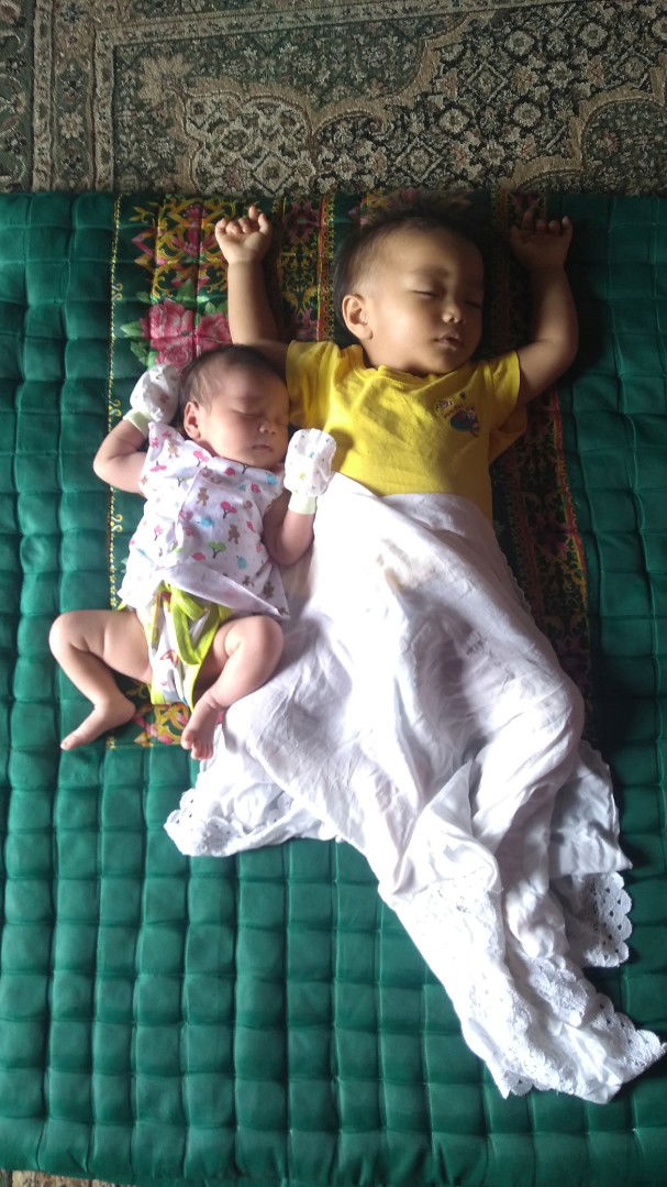 Jarak umur anak pertama dan kedua yang cukup dekat