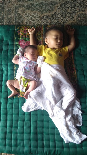 Jarak umur anak pertama dan kedua yang cukup dekat