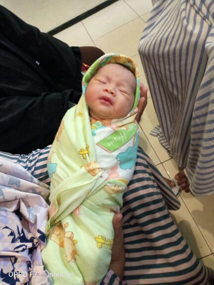 foto waktu bayi dan foto waktu dede udah mulai gede