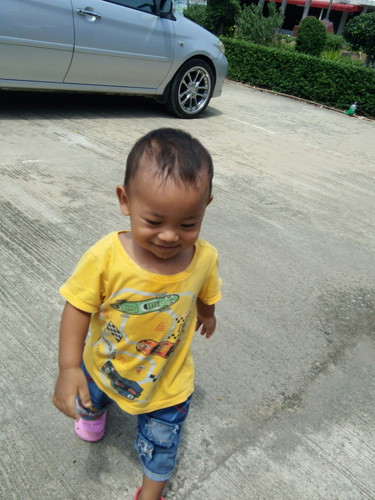 ลูกชอบเอาหัวโขกพื้น