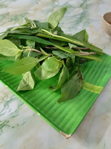 bầu với rau sống