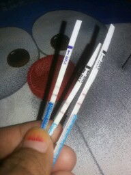 bunnn aq udah hamil jalan minggu ke 6 tp kadang ngeflek tp gk bnyk bun.tp aq tkut itu hasil fto pertma tes yang ada 3 itu bun jls bngt.lha seiring berjalanya wktu krna ngeflek itu aq jdi tkut bun dan aq tes lagi tp hasilnya gk jlas bun..apkah aq msih hami