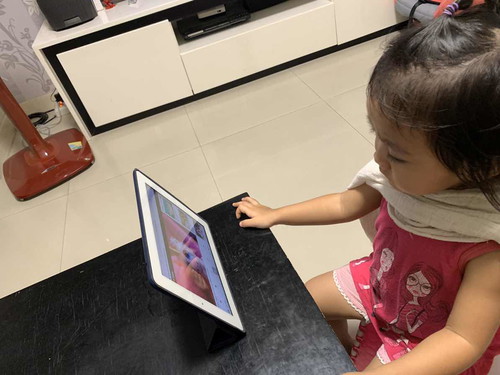 ลูกติดโทรศัพท์