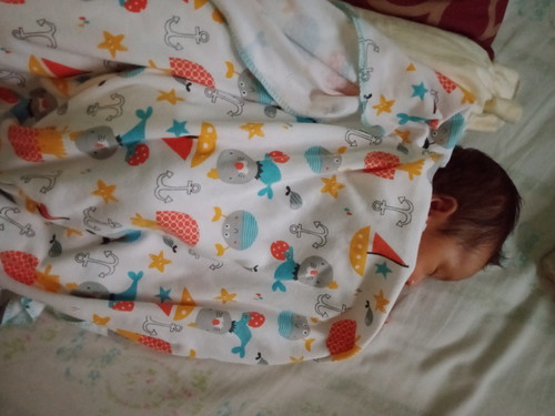 bayi tidur miring