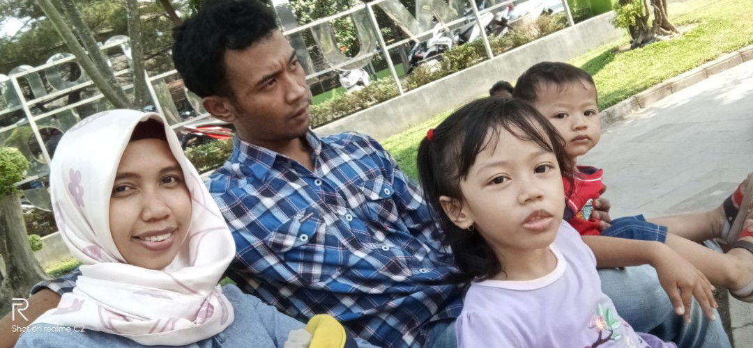 selalu berpakaian aneh saat bagi tugas di rumah