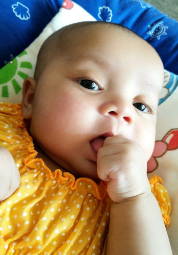 น้อง2เดือนชอบดูดนิ้วดูดมือควรทำไงดีคะไม่ให้น้องดูด (จุกปลอมน้องก็ไม่ดูดคะ)