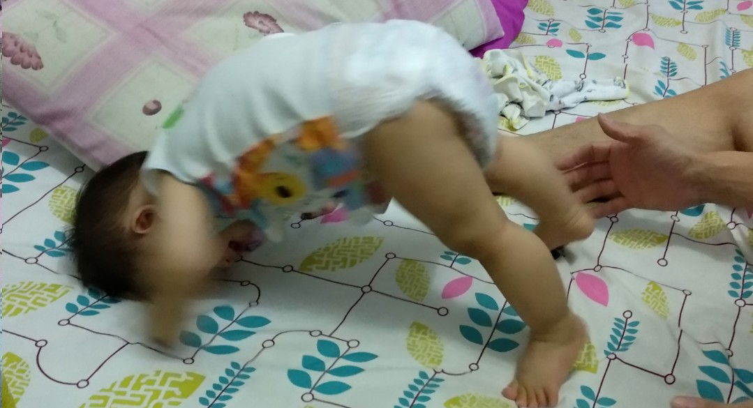 tingkah bayi 10 bulan