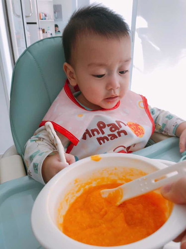 ป้อนข้าวลูกน้อยแต่ละวัยกันกี่มื้อ ???